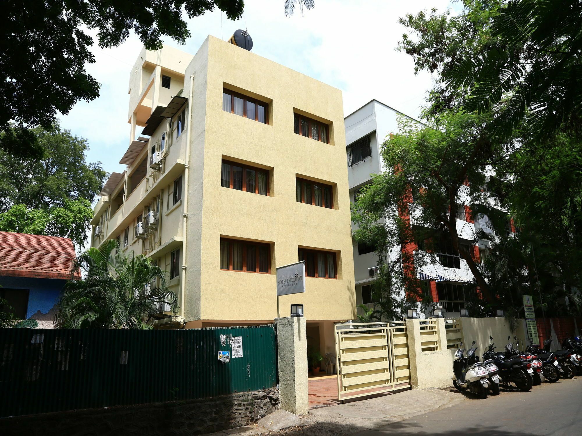 Oyo 13771 Executive Residency Ξενοδοχείο Πούνε Εξωτερικό φωτογραφία